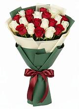 Букет Микс из красных и белых роз в Вязовой