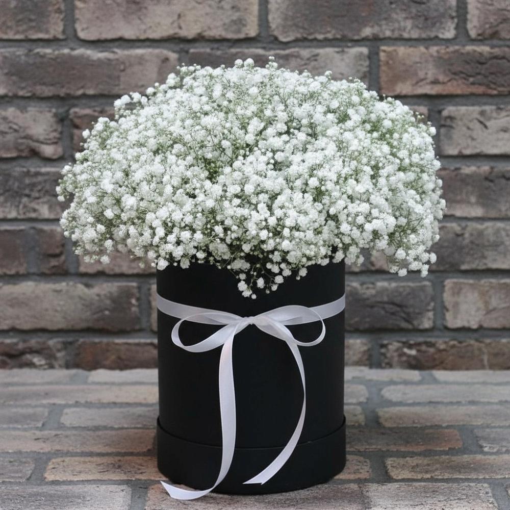 Цветочная композиция из Гипсофила в шляпной коробке в Вязовой