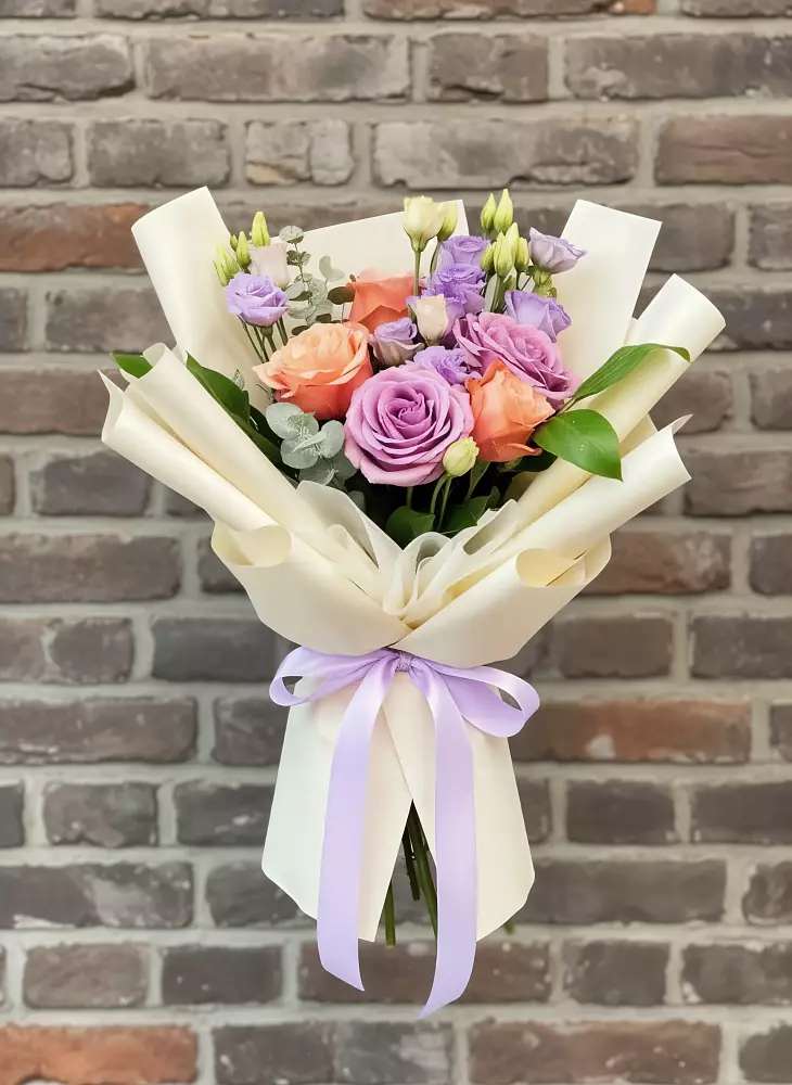 Букет цветов из: Лизиантусы и Розы в Вязовой