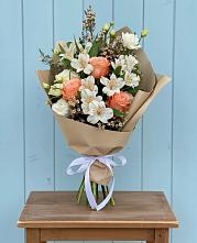 Букет цветов из:  Альстромерии, Лизиантусы, Розы и Хризантемы в Вязовой