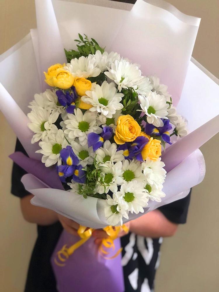 Букет цветов из: Ирисы, Хризантемы и Розы в Вязовой