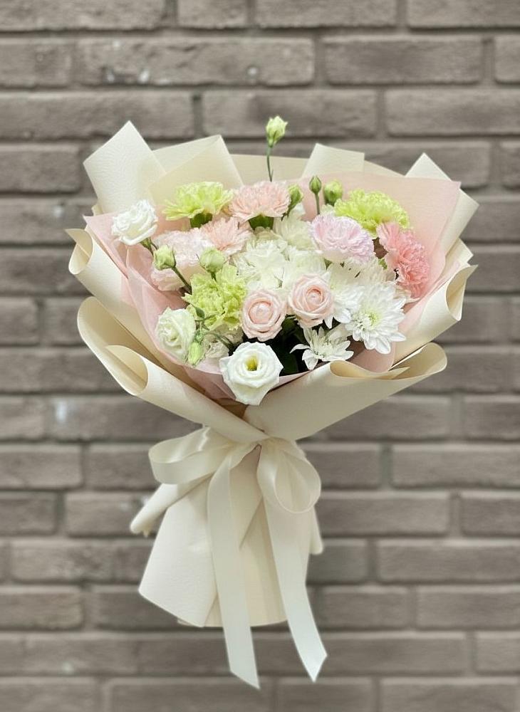 Букет цветов из: Гвоздики, Розы, Лизиантусы и Хризантемы в Вязовой