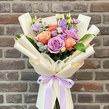 Букет цветов из:  Лизиантусы и Розы в Вязовой