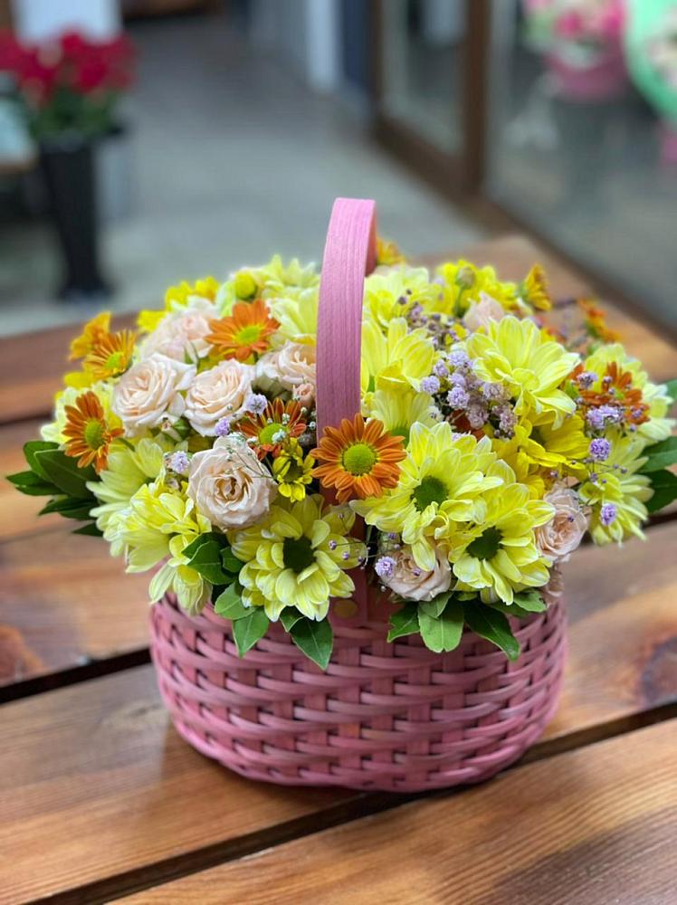 Цветочная композиция из Хризантемы и Розы в корзине в Вязовой