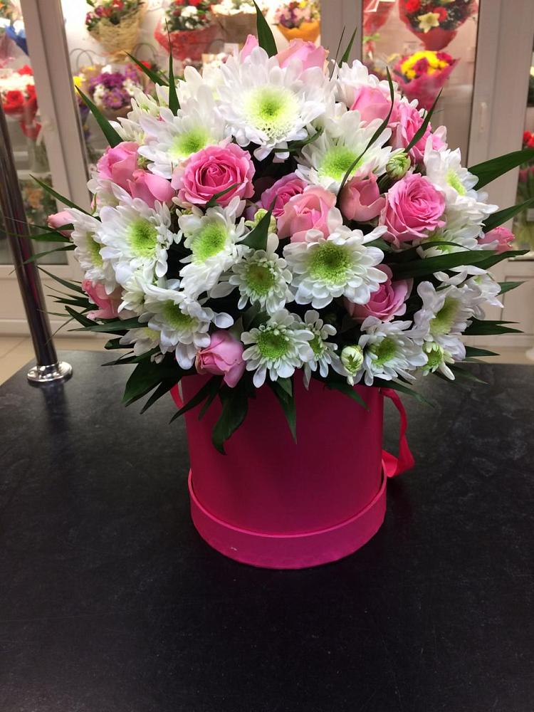 Цветочная композиция из Розы и Хризантемы в шляпной коробке в Вязовой