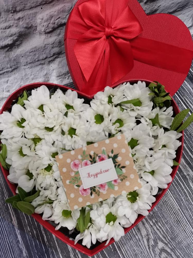 Цветочная композиция из Хризантемы в виде сердца в Вязовой